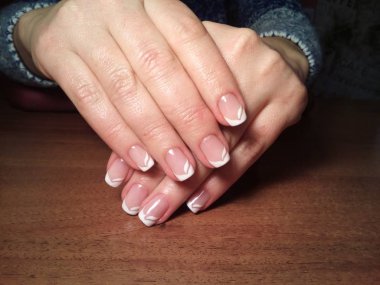 Manikürcü onu mükemmel bir manikürcüye dönüştürdü. Ellerinde cilalı jöle vardı ve müşteri mutluydu.