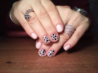 Manikürcü onu mükemmel bir manikürcüye dönüştürdü. Ellerinde cilalı jöle vardı ve müşteri mutluydu.