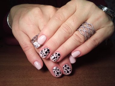 Manikürcü onu mükemmel bir manikürcüye dönüştürdü. Ellerinde cilalı jöle vardı ve müşteri mutluydu.