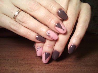 Manikürcü onu mükemmel bir manikürcüye dönüştürdü. Ellerinde cilalı jöle vardı ve müşteri mutluydu.