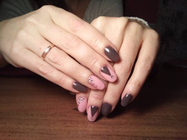 Manikürcü onu mükemmel bir manikürcüye dönüştürdü. Ellerinde cilalı jöle vardı ve müşteri mutluydu.