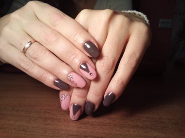 Manikürcü onu mükemmel bir manikürcüye dönüştürdü. Ellerinde cilalı jöle vardı ve müşteri mutluydu.