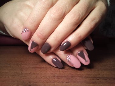 Manikürcü onu mükemmel bir manikürcüye dönüştürdü. Ellerinde cilalı jöle vardı ve müşteri mutluydu.