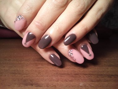 Manikürcü onu mükemmel bir manikürcüye dönüştürdü. Ellerinde cilalı jöle vardı ve müşteri mutluydu.