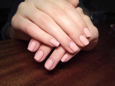 Manikürcü onu mükemmel bir manikürcüye dönüştürdü. Ellerinde cilalı jöle vardı ve müşteri mutluydu.