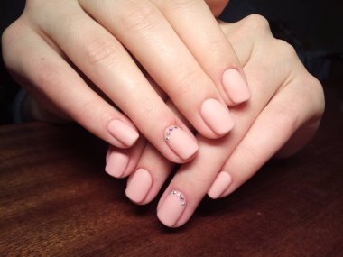 Manikürcü onu mükemmel bir manikürcüye dönüştürdü. Ellerinde cilalı jöle vardı ve müşteri mutluydu.