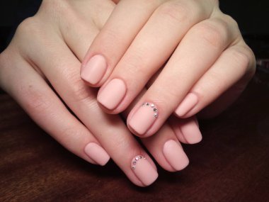 Manikürcü onu mükemmel bir manikürcüye dönüştürdü. Ellerinde cilalı jöle vardı ve müşteri mutluydu.