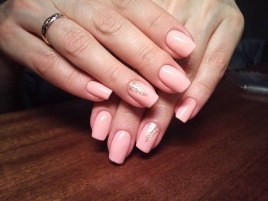 Manikürcü onu mükemmel bir manikürcüye dönüştürdü. Ellerinde cilalı jöle vardı ve müşteri mutluydu.