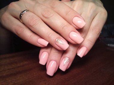 Manikürcü onu mükemmel bir manikürcüye dönüştürdü. Ellerinde cilalı jöle vardı ve müşteri mutluydu.