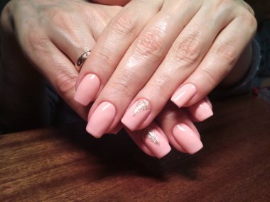 Manikürcü onu mükemmel bir manikürcüye dönüştürdü. Ellerinde cilalı jöle vardı ve müşteri mutluydu.