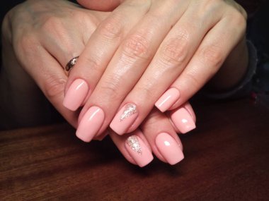 Manikürcü onu mükemmel bir manikürcüye dönüştürdü. Ellerinde cilalı jöle vardı ve müşteri mutluydu.