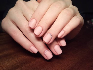 Manikürcü onu mükemmel bir manikürcüye dönüştürdü. Ellerinde cilalı jöle vardı ve müşteri mutluydu.