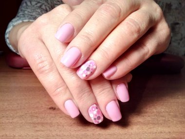 Manikürcü onu mükemmel bir manikürcüye dönüştürdü. Ellerinde cilalı jöle vardı ve müşteri mutluydu.