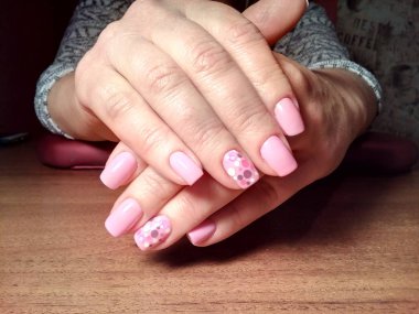 Manikürcü onu mükemmel bir manikürcüye dönüştürdü. Ellerinde cilalı jöle vardı ve müşteri mutluydu.