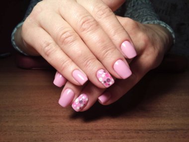 Manikürcü onu mükemmel bir manikürcüye dönüştürdü. Ellerinde cilalı jöle vardı ve müşteri mutluydu.