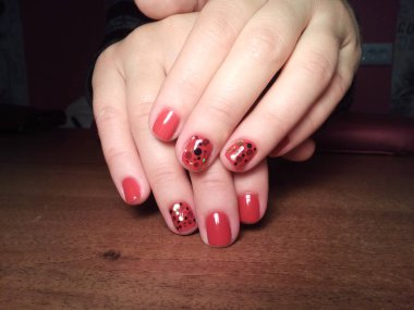 Manikürcü onu mükemmel bir manikürcüye dönüştürdü. Ellerinde cilalı jöle vardı ve müşteri mutluydu.