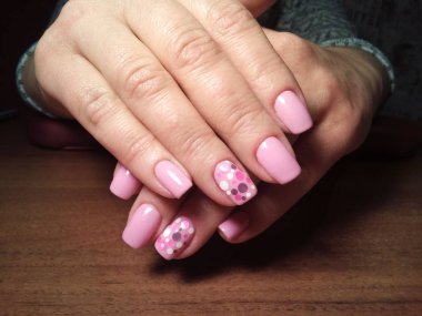 Manikürcü onu mükemmel bir manikürcüye dönüştürdü. Ellerinde cilalı jöle vardı ve müşteri mutluydu.