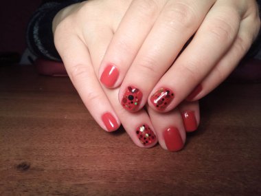 Manikürcü onu mükemmel bir manikürcüye dönüştürdü. Ellerinde cilalı jöle vardı ve müşteri mutluydu.