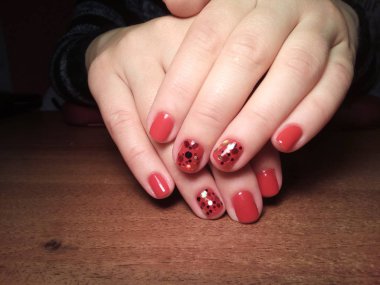 Manikürcü onu mükemmel bir manikürcüye dönüştürdü. Ellerinde cilalı jöle vardı ve müşteri mutluydu.