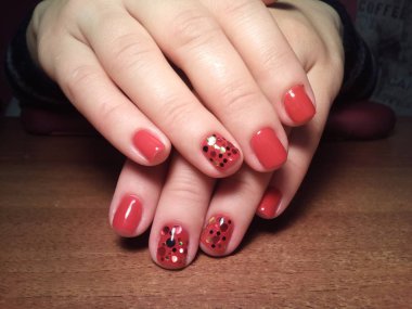 Manikürcü onu mükemmel bir manikürcüye dönüştürdü. Ellerinde cilalı jöle vardı ve müşteri mutluydu.