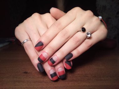 Manikürcü onu mükemmel bir manikürcüye dönüştürdü. Ellerinde cilalı jöle vardı ve müşteri mutluydu.