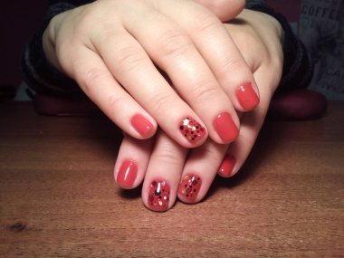 Manikürcü onu mükemmel bir manikürcüye dönüştürdü. Ellerinde cilalı jöle vardı ve müşteri mutluydu.