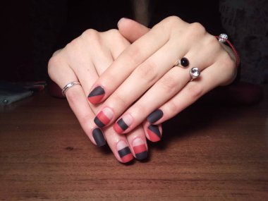 Manikürcü onu mükemmel bir manikürcüye dönüştürdü. Ellerinde cilalı jöle vardı ve müşteri mutluydu.