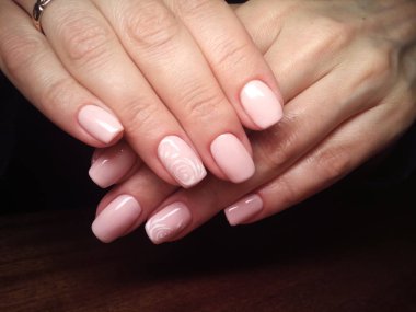 Manikürcü onu mükemmel bir manikürcüye dönüştürdü. Ellerinde cilalı jöle vardı ve müşteri mutluydu.