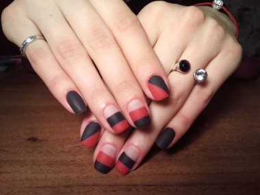 Manikürcü onu mükemmel bir manikürcüye dönüştürdü. Ellerinde cilalı jöle vardı ve müşteri mutluydu.