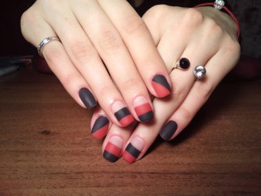 Manikürcü onu mükemmel bir manikürcüye dönüştürdü. Ellerinde cilalı jöle vardı ve müşteri mutluydu.