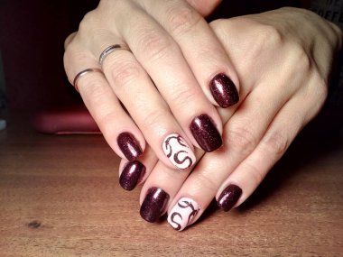 Manikürcü onu mükemmel bir manikürcüye dönüştürdü. Ellerinde cilalı jöle vardı ve müşteri mutluydu.