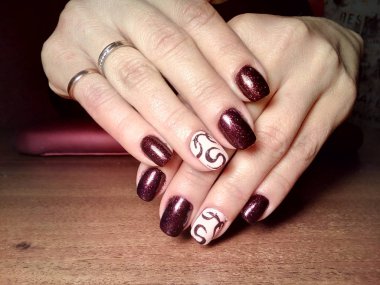 Manikürcü onu mükemmel bir manikürcüye dönüştürdü. Ellerinde cilalı jöle vardı ve müşteri mutluydu.