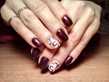 Manikürcü onu mükemmel bir manikürcüye dönüştürdü. Ellerinde cilalı jöle vardı ve müşteri mutluydu.