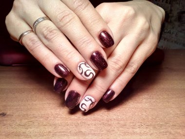 Manikürcü onu mükemmel bir manikürcüye dönüştürdü. Ellerinde cilalı jöle vardı ve müşteri mutluydu.