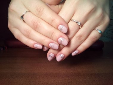 Manikürcü onu mükemmel bir manikürcüye dönüştürdü. Ellerinde cilalı jöle vardı ve müşteri mutluydu.