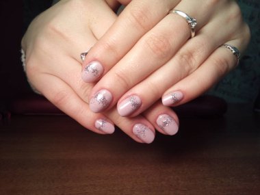 Manikürcü onu mükemmel bir manikürcüye dönüştürdü. Ellerinde cilalı jöle vardı ve müşteri mutluydu.