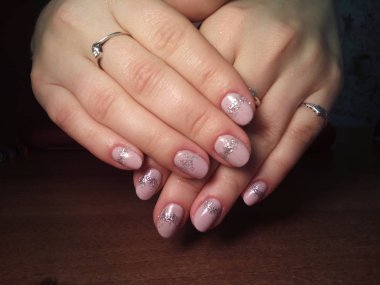 Manikürcü onu mükemmel bir manikürcüye dönüştürdü. Ellerinde cilalı jöle vardı ve müşteri mutluydu.