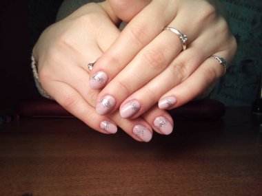 Manikürcü onu mükemmel bir manikürcüye dönüştürdü. Ellerinde cilalı jöle vardı ve müşteri mutluydu.