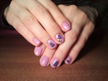 Manikürcü onu mükemmel bir manikürcüye dönüştürdü. Ellerinde cilalı jöle vardı ve müşteri mutluydu.