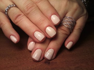 Manikürcü onu mükemmel bir manikürcüye dönüştürdü. Ellerinde cilalı jöle vardı ve müşteri mutluydu.