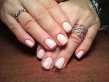 Manikürcü onu mükemmel bir manikürcüye dönüştürdü. Ellerinde cilalı jöle vardı ve müşteri mutluydu.