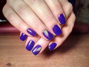 Manikürcü onu mükemmel bir manikürcüye dönüştürdü. Ellerinde cilalı jöle vardı ve müşteri mutluydu.