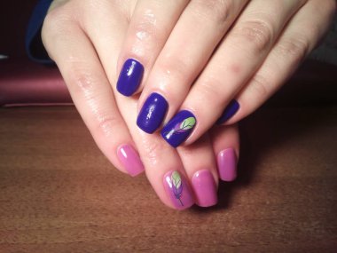 Manikürcü onu mükemmel bir manikürcüye dönüştürdü. Ellerinde cilalı jöle vardı ve müşteri mutluydu.