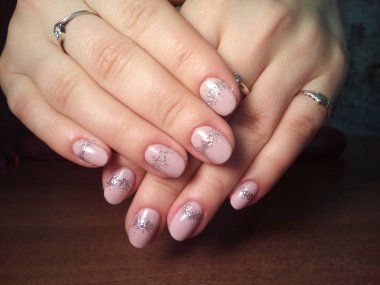 Manikürcü onu mükemmel bir manikürcüye dönüştürdü. Ellerinde cilalı jöle vardı ve müşteri mutluydu.