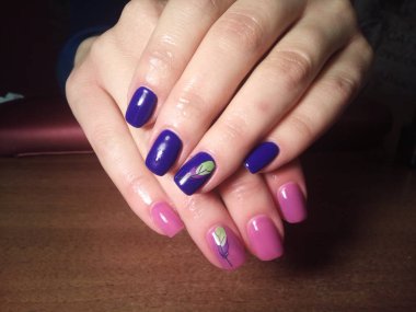 Manikürcü onu mükemmel bir manikürcüye dönüştürdü. Ellerinde cilalı jöle vardı ve müşteri mutluydu.