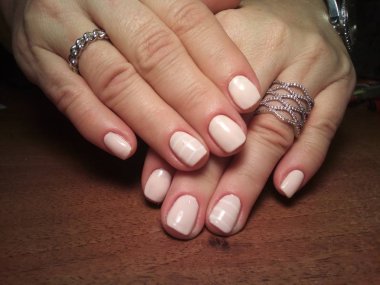 Manikürcü onu mükemmel bir manikürcüye dönüştürdü. Ellerinde cilalı jöle vardı ve müşteri mutluydu.