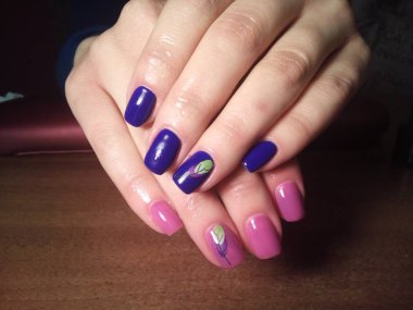 Manikürcü onu mükemmel bir manikürcüye dönüştürdü. Ellerinde cilalı jöle vardı ve müşteri mutluydu.