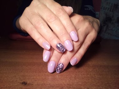 Manikürcü onu mükemmel bir manikürcüye dönüştürdü. Ellerinde cilalı jöle vardı ve müşteri mutluydu.