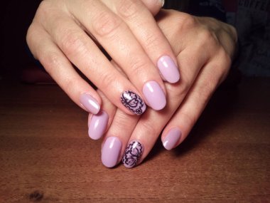 Manikürcü onu mükemmel bir manikürcüye dönüştürdü. Ellerinde cilalı jöle vardı ve müşteri mutluydu.