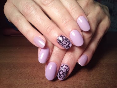 Manikürcü onu mükemmel bir manikürcüye dönüştürdü. Ellerinde cilalı jöle vardı ve müşteri mutluydu.